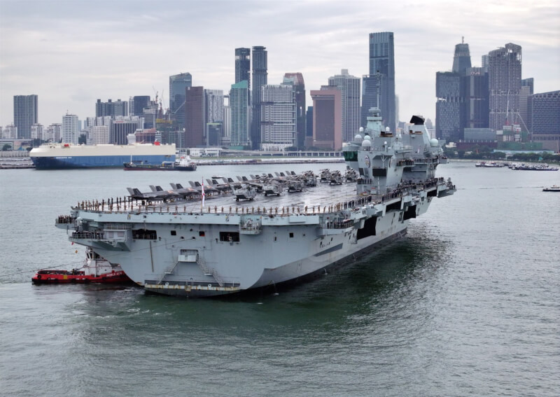 圖為正在新加坡靠港訪問的「威爾斯親王號」。(圖取自網頁x.com/DefenceHQ)