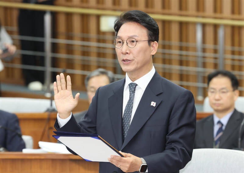 韓國準國務總理金民錫24日在國會人事聽證會上宣誓。（韓聯社）