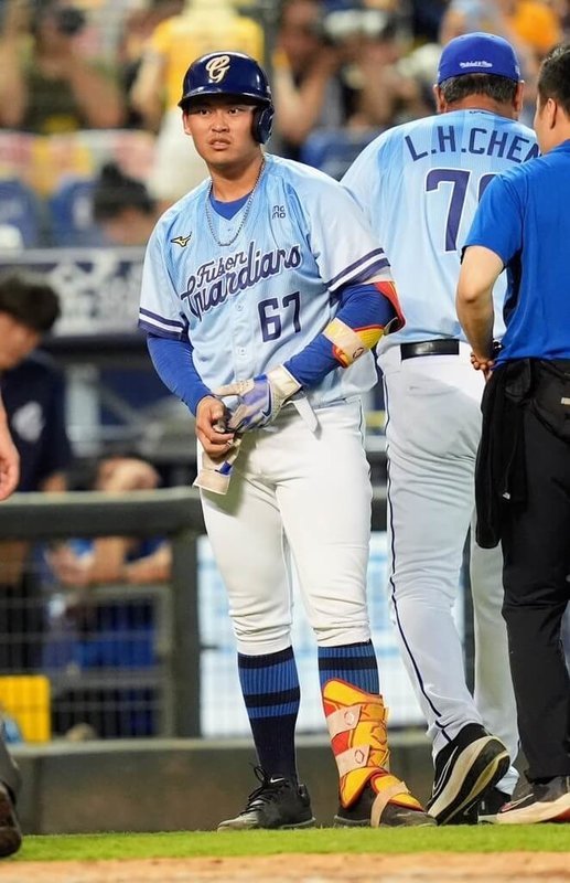 中職富邦悍將內野手辛元旭22日出賽遭觸身球擊中，右手第一指骨骨折。悍將發布訊息，辛元旭於23日晚間完成手術，預計需休息6至8週。圖為辛元旭22日出賽畫面。（富邦悍將提供）中央社記者謝靜雯傳真  114年6月24日