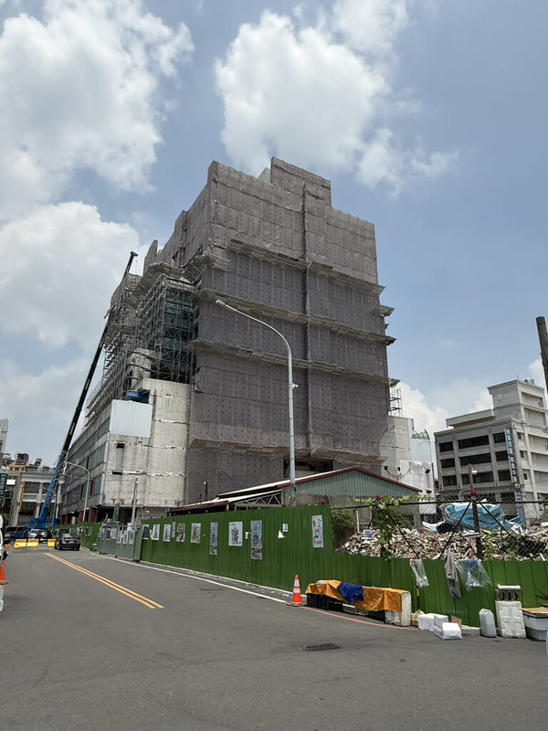 彰化縣員林市站前地標黃金帝國正進行拆除工程,有機車騎士近日行經疑遭小石塊砸中安全帽及肩膀。縣府建設處表示,已要求施工廠商加強周邊防護措施,待施工架搭設完成後,會再加裝防護網,避免發生墜物傷人意外。(曹嘉豪提供)中央社記者鄭維真傳真 114年6月24日