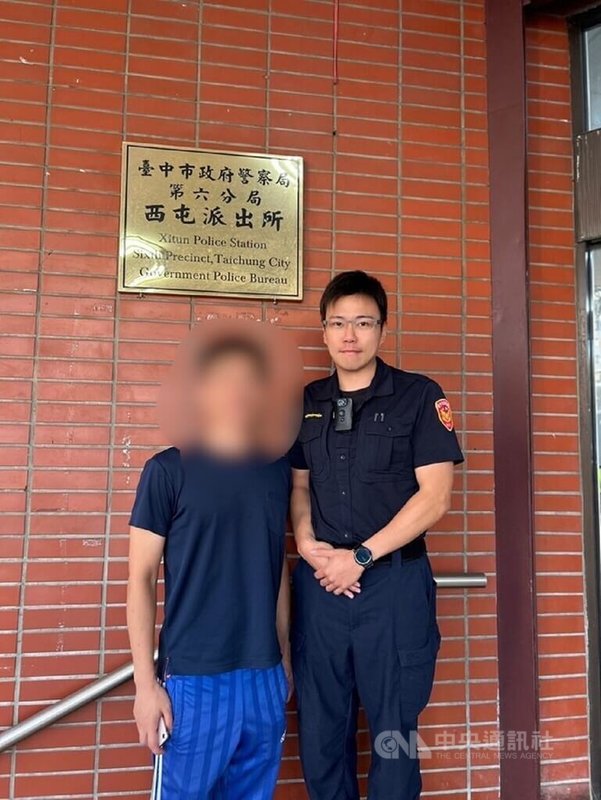 來台工作的日本籍工程師福澤(左)日前搭乘計程車遺失工作手機,他焦急地向台中警方報案,經員警協助找到計程車駕駛,並在車內尋獲手機;福澤大讚台灣警方的專業與耐心,讓他感受到溫暖與安心。(翻攝照片)中央社記者蘇木春傳真 114年6月24日