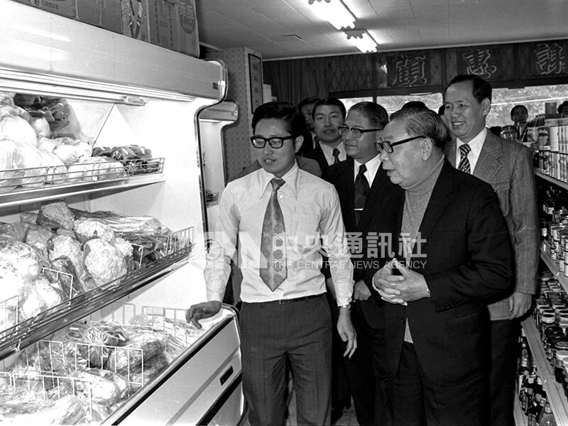 民國67年,行政院長蔣經國農曆除夕前往台北青年商店等地巡視,參觀店內的現代化生鮮食材冷藏設備,並向民眾拜年。中央社記者劉偉勳攝 67年2月6日