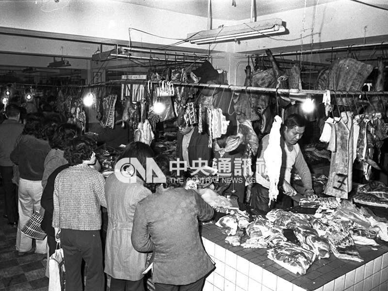 在傳統市場購買肉類,民眾指定部位,由攤販現場切割、秤重販售,與超級市場事先分裝、冷藏陳列供顧客自助選購的方式不同。中央社記者馮國鏘攝 66年2月16日