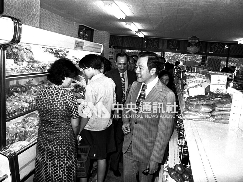行政院青年輔導委員會、農復會與台北市政府建設局合作試辦的「青年商店」開幕,農復會主任李崇道(右)等前往參觀。中央社記者馮國鏘攝 66年6月25日