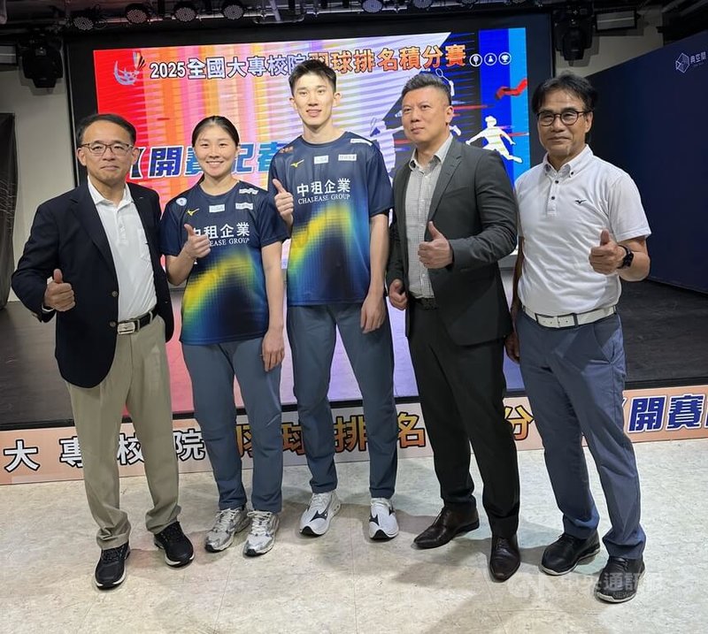 台灣羽球好手葉宏蔚(中)、林湘緹(左2)24日為2025全國大專校院羽球排名積分賽代言,都認為這場賽事給予一般組大學生一個很棒的競技舞台。中央社記者黎建忠攝 114年6月24日