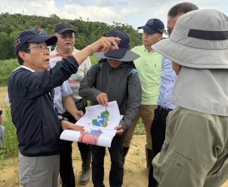 高雄大樹區和山太陽光電發電設施案引發爭議,高市副市長林欽榮17日勘查,確認業者的開發涉及不可開發區,將移送地檢署偵辦,要求能源署撤銷許可、終止開發。(高雄市水利局提供)