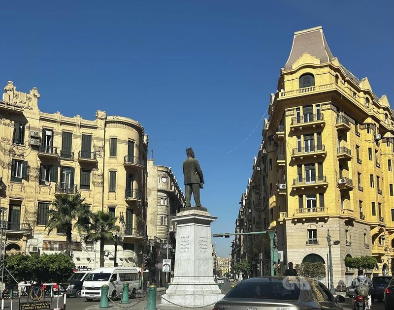 埃及為力拼觀光,近年積極為市中心百年歷史古蹟建築物進行維修工程。圖為開羅市中心解放廣場附近的Talaat Harb圓環,周圍建物皆已完成重新粉刷。中央社記者施婉清開羅攝 114年6月24日