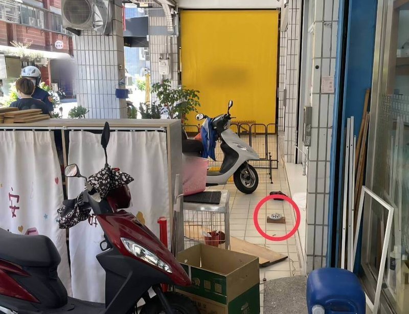 高雄小港謝姓女子因不滿蔡姓女鄰居在門口點蚊香(紅圈處)味道飄散,25日前往溝通要求熄滅遭拒,兩人甚至大打出手,也在警方到場後互提傷害告訴,全案依傷害罪嫌送辦。(高雄市小港警分局提供)中央社記者洪學廣傳真 114年6月25日
