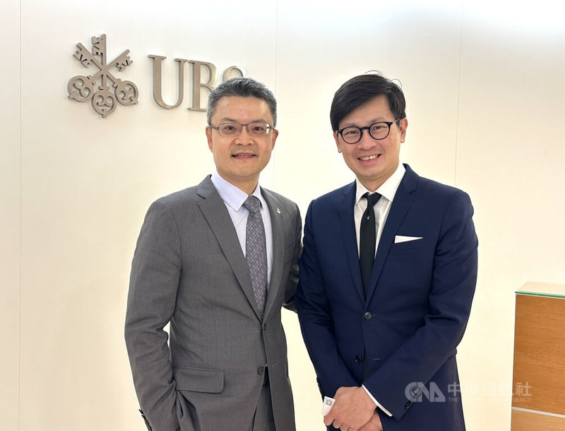 瑞銀於25日舉行2025年中全球展望及亞洲前景記者會,提到美元長期趨勢走弱,台灣投資人過去習慣「美元本位」的資產配置,投資上應考慮多元幣別與避險工具。圖為瑞銀台灣區總經理蘇韋毓(左)與瑞銀財富管理投資總監辦公室南亞太區投資總監鄭汪清(右)。中央社記者蘇思云攝 114年6月25日