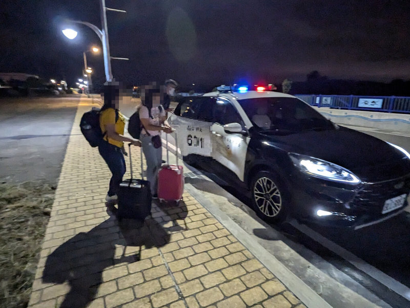 2名菲律賓籍女子來台旅遊,因行程延誤錯過晚間末班公車,在台中市大甲警分局員警協助下,入住民宿免於流落街頭。(民眾提供)中央社記者趙麗妍傳真 114年6月25日