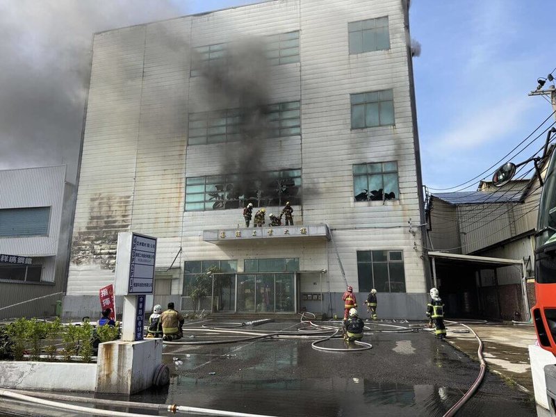新竹縣竹北市鑫旺工業大樓25日發生火警,消防局獲報立即前往搶救,幸無人受困。(新竹縣消防局提供)中央社記者郭宣彣傳真 114年6月25日