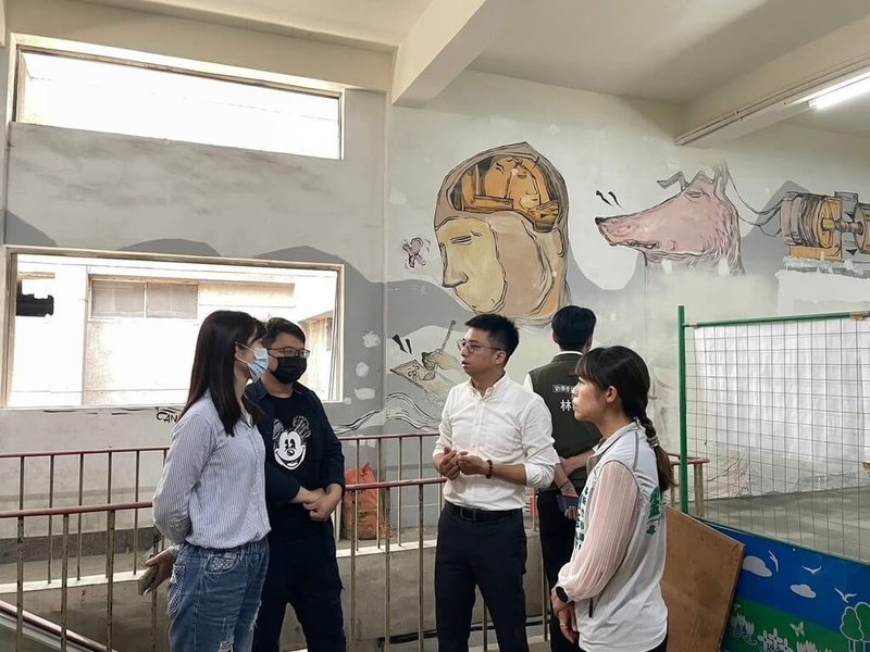 新竹市東門市場3樓牆面由藝術家Candy Bird創作的塗鴉作品日前遭市府委外廠商以油漆覆蓋。民進黨新竹市議員劉康彥(前右2)、劉彥伶(前右1)要求市府尊重藝術家,保留原作。(劉康彥提供)中央社記者魯鋼駿傳真 114年6月25日