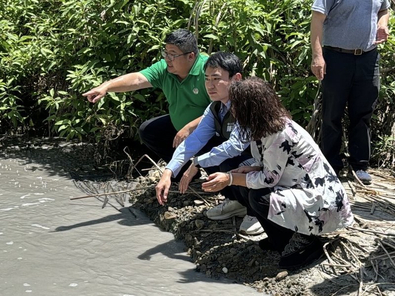 嘉義中埔鄉澐水擁有天然泥漿溫泉,相關單位正規劃開發成療癒觀光場域,民進黨立委蔡易餘(左)與陳冠廷(中)24日前往踏勘。(陳冠廷提供)中央社記者蔡智明傳真 114年6月25日
