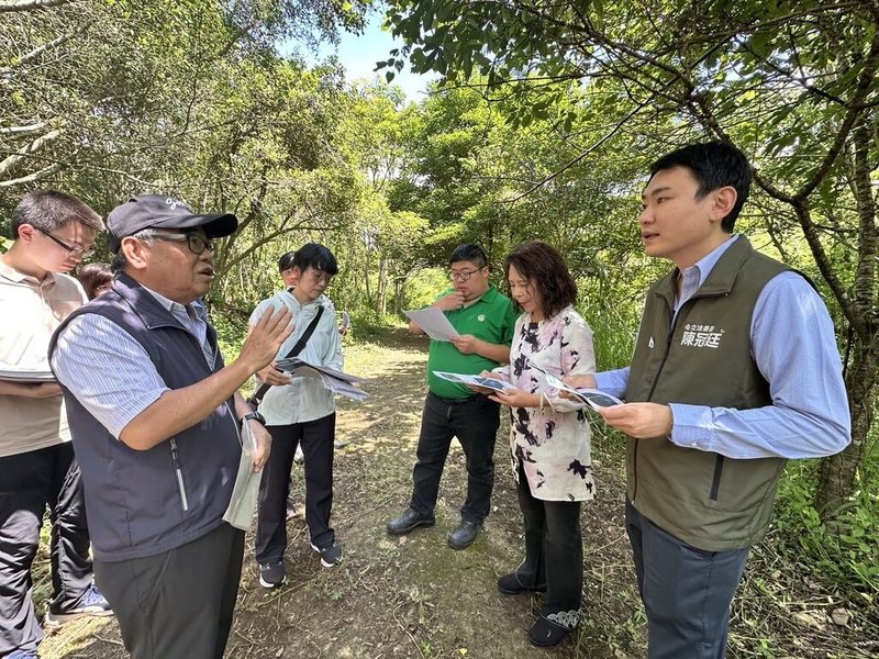 民進黨立委陳冠廷(右1)、蔡易餘(右3)、西拉雅國家風景區管理處處長許主龍(左1)、中埔鄉長李碧雲(右2)等人24日踏勘澐水泥漿溫泉與森林,盼爭取中央資源,打造療癒新亮點。(蔡易餘提供)中央社記者蔡智明傳真 114年6月25日