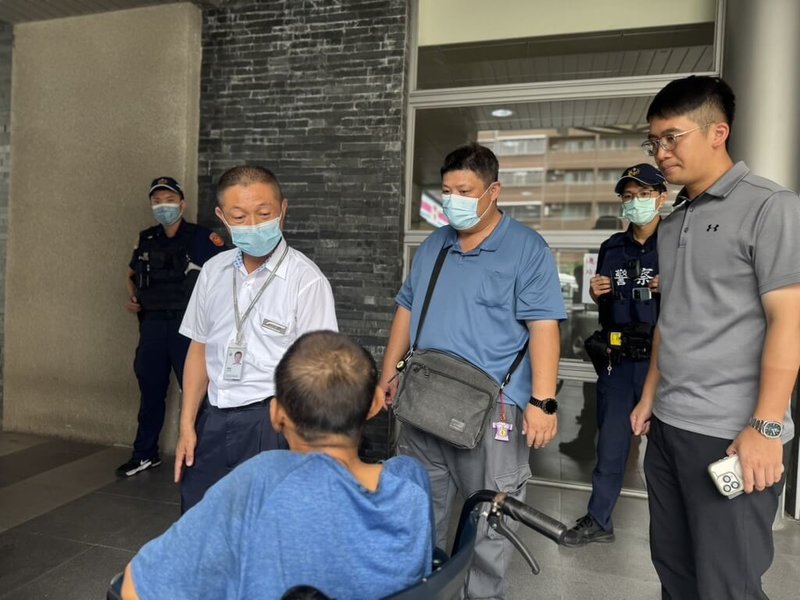 59歲趙姓男子日前在屏東火車站內與1名街友發生衝突,隔天趙男前往縣政府陳情,要求縣長為街友行為道歉;縣府團隊前往查訪,全案也已進入司法程序,以還原真相。(屏東縣政府提供)中央社記者李卉婷傳真 114年6月25日