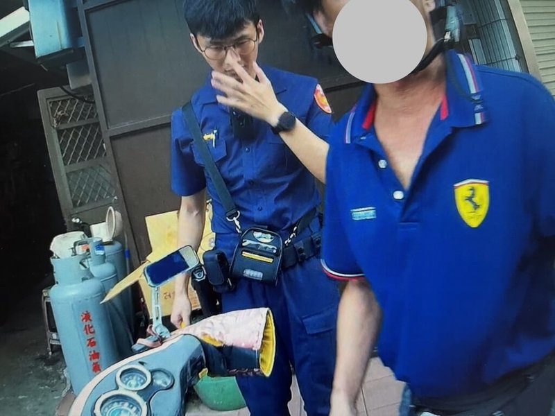 金門縣警察局金湖分局金湖派出所員警日前巡邏行經金湖新市圓環時,見劉姓男子騎乘機車車牌斑駁褪色嚴重上前攔查,查獲劉男遭宜蘭、台北等10處地檢發布通緝,案件涉及毒品、詐欺及偽造文書等多項前科,依法送金門地檢署歸案。(金門縣警察局金湖分局提供)中央社記者吳玟嶸傳真 114年6月25日