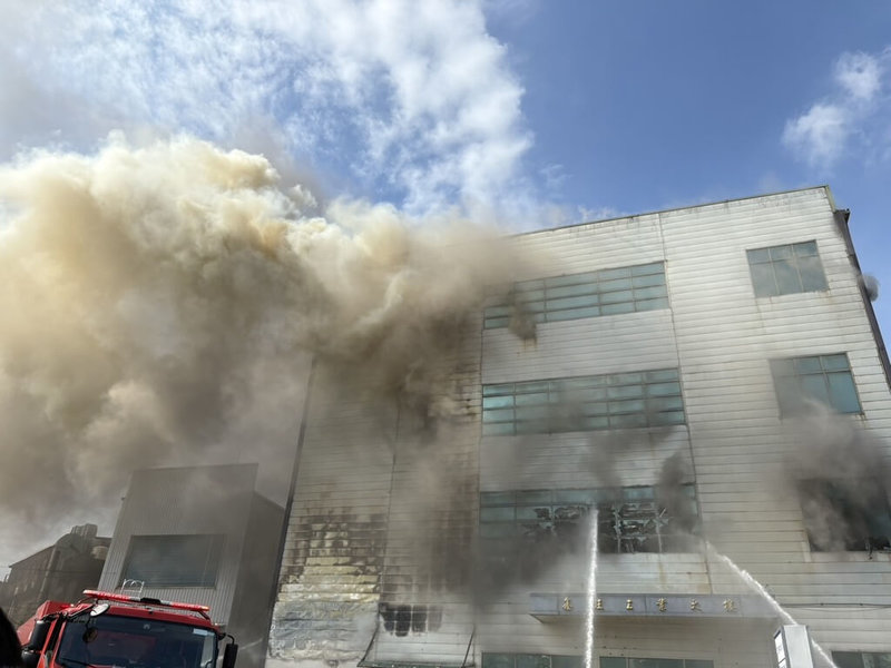 新竹縣消防局表示,竹北市中華路鑫旺工業大樓25日發生火警,因火場有存放環氧樹脂,入室灌救的消防人員撤出,改以雲梯車及救災機器人於外部射水灌救,火勢已撲滅,幸無人傷亡。(新竹縣消防局提供)中央社記者郭宣彣傳真 114年6月25日