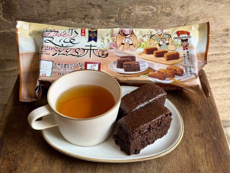 澎湖黑妞食品以創新口味與製程，推出全新升級黑妞2.0黑糖糕，其中最具代表性的「愛戀滋味2.0巧克力黑糖糕」，今年以絕佳風味榮獲iTQi（國際風味暨品質評鑑所）風味絕佳獎章。（鄭龍蛟提供）   中央社  114年6月25日