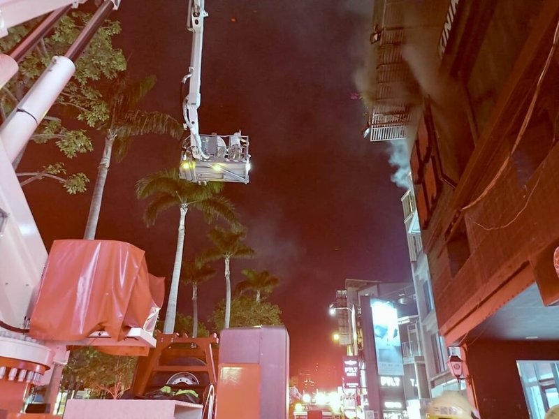新竹市信義街一間燒烤店25日晚間發生火警,消防局表示,受困於頂樓的民眾為住在該棟建築的5名住戶,經雲梯車協助脫困後,5人意識清楚送醫。(新竹市消防局提供)中央社記者魯鋼駿傳真 114年6月25日