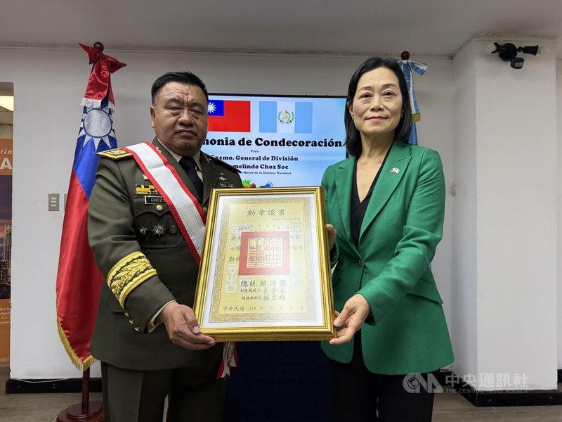 駐瓜地馬拉大使張俊菲(右)強調,裘思總長(左)力挺台瓜邦誼,擴大軍事交流、協助台灣駐瓜地馬拉武官處推動軍事外交,榮獲勳章當之無愧。中央社記者李登文瓜地馬拉市攝 114年6月25日