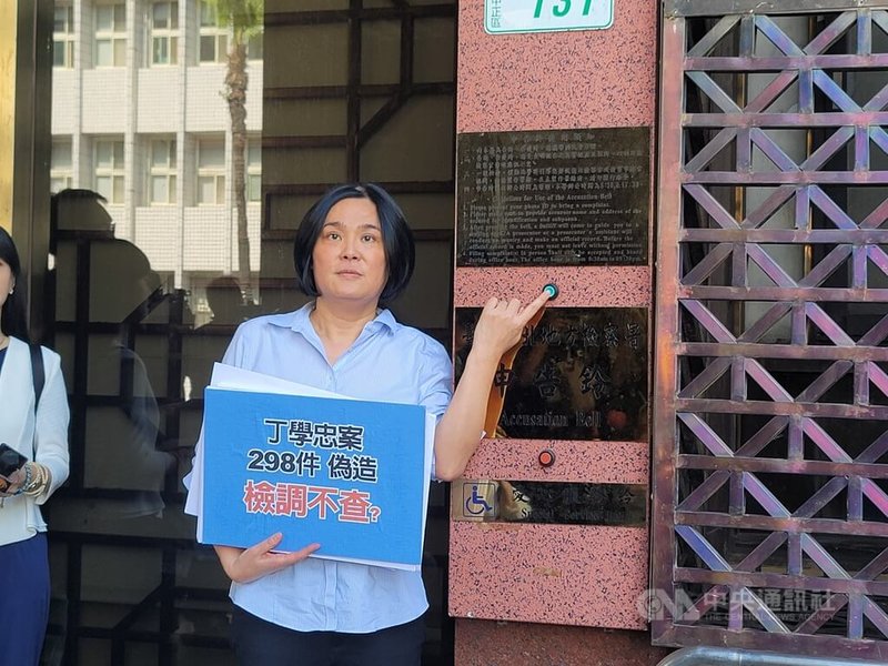 中央選舉委員會公告25案罷免案成案,將於7月26日投票;國民黨立委陳玉珍(圖)25日代表黨中央、立法院黨團到台北地檢署,告發5個台北市罷免藍委團體涉犯偽造文書及個人資料保護法等罪。中央社記者謝幸恩攝 114年6月25日