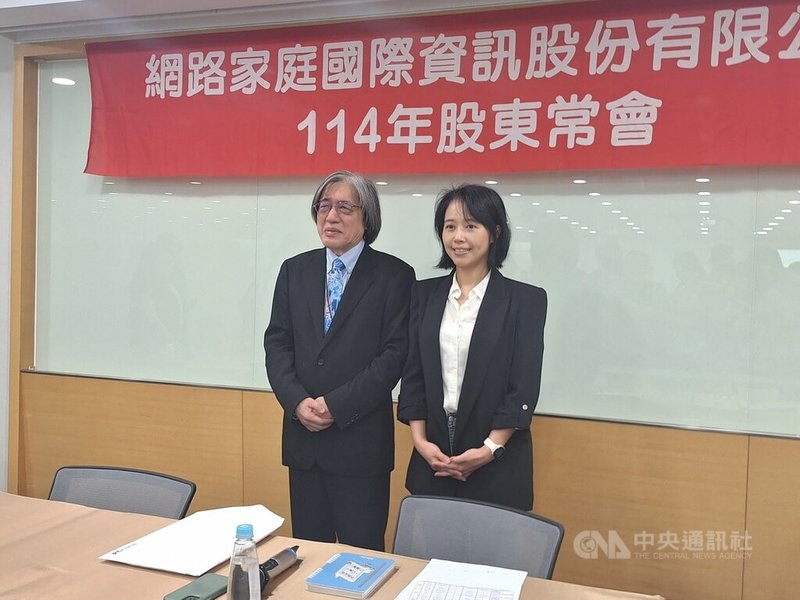 電商集團PChome網路家庭董事長詹宏志(左)25日表示,今年目標將力求轉虧為盈,對台灣電商市場,他仍持樂觀態度以對。右為執行長張瑜珊。中央社記者何秀玲攝 114年6月25日