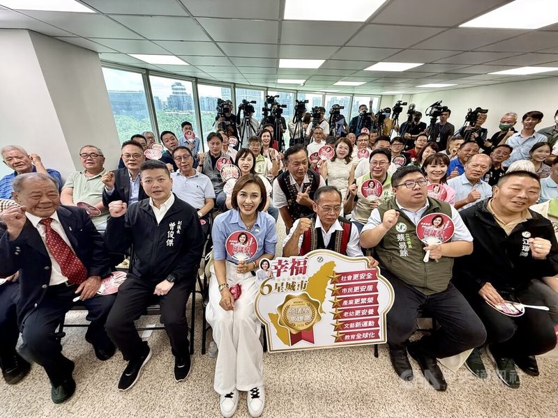 民進黨立委邱議瑩(前排左3)25日成立「高雄贏競選辦公室」,力拚民進黨內高雄市長初選,眾人齊喊「高雄贏、邱議瑩」口號。中央社記者董俊志攝 114年6月25日