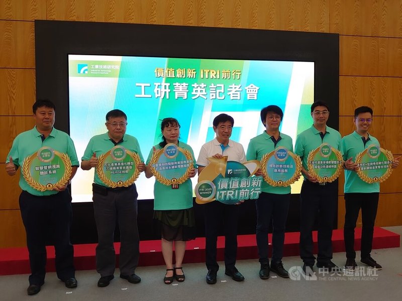 工研院25日召開記者會,由院長劉文雄(右4)主持,宣布今年菁英獎技術。中央社記者張建中攝 114年6月25日