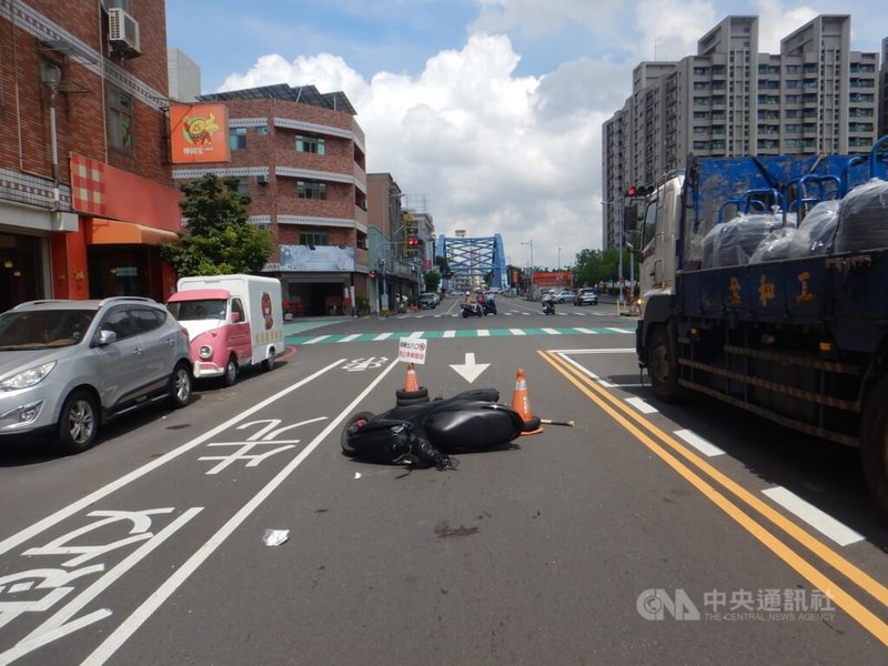 呂姓女子24日騎機車行經台中太平區新光國小前,疑因闖紅燈撞上行走在行人穿越道上的1名國小畢業生,呂女除吃上罰單,還面臨吊扣駕照1年。(翻攝照片)中央社記者蘇木春傳真 114年6月25日
