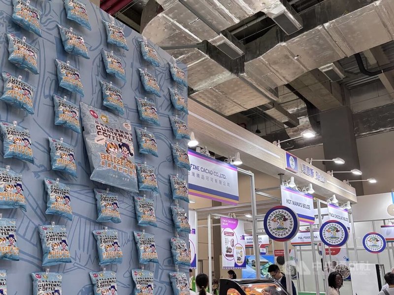 國際食品展中的「拉丁美洲館」25日開幕,中美洲經貿辦事處與「乖乖」合作推出限量版「咖啡蘭姆酒風味乖乖」,現場設置乖乖牆,吸引民眾目光。中央社記者楊堯茹攝 114年6月25日