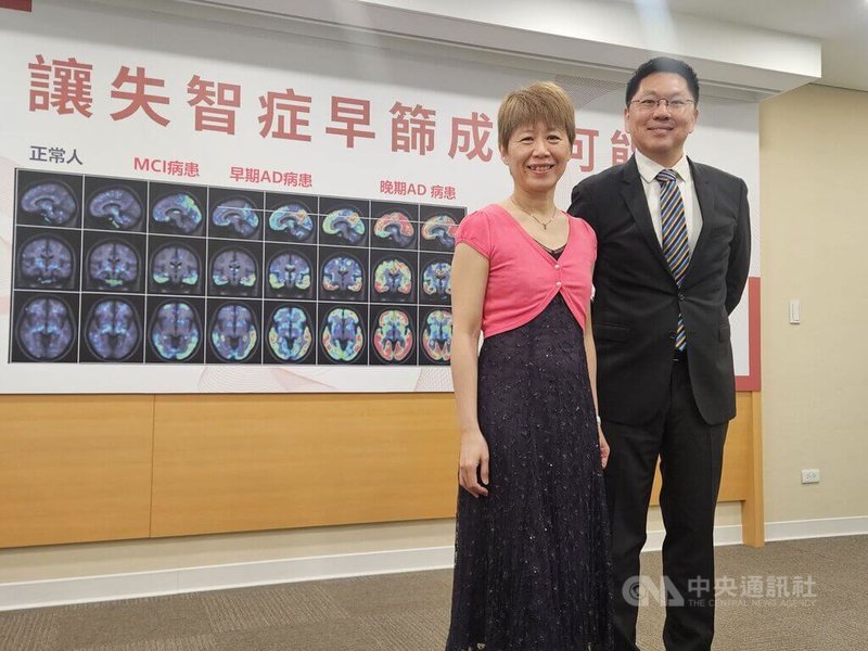 Tau蛋白是阿茲海默症早期診斷黃金標準,高雄長庚醫院神經內科部副主任張瓊之(左)表示,Tau蛋白出現與阿茲海默症症狀有必然關係,盼未來透過篩檢,讓失智症進展可預測。中央社記者陳婕翎攝 114年6月25日