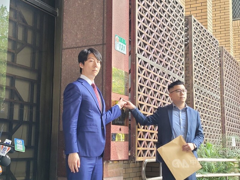 民進黨發言人吳崢(左)指國民黨立委黃建賓於飯店舉辦餐會、招待選民,意圖影響罷免投票意願,涉嫌違反選罷法,25日上午到台北地檢署按鈴告發。中央社記者謝幸恩攝 114年6月25日