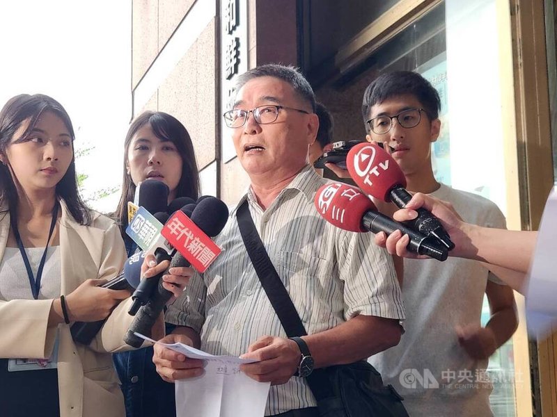民進黨立委林岱樺涉詐助理費遭起訴,民進黨中常委陳茂松(中)25日為她抱屈。中央社記者葉素萍攝 114年6月25日