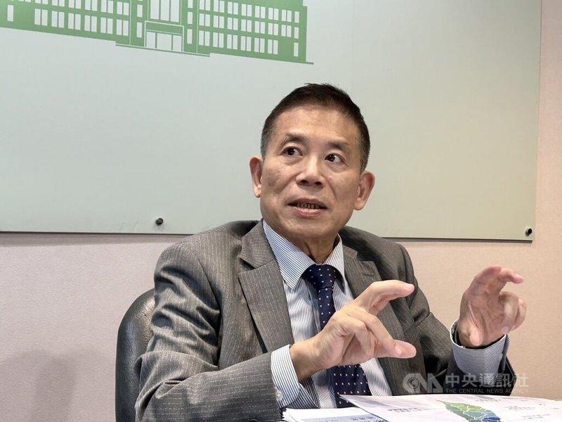 國發會主委劉鏡清25日指出,將透過核心產業雙軸轉型、現有核心再造核心,以及國家精密智慧中心,打造中彰投雲為智慧製造新核心,力拚區域產值每年最多拉抬5%。中央社記者賴于榛攝 114年6月25日
