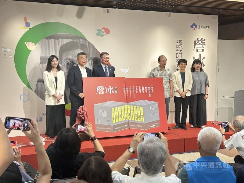 已故作家詹冰以文字關懷台灣,「詹冰全集」25日發表,與會來賓於現場揭開象徵全集的立體書,盼前輩作家的智慧心血為時代留下深刻記憶,形成台灣另一座文學里程碑。中央社記者邱祖胤攝 114年6月25日