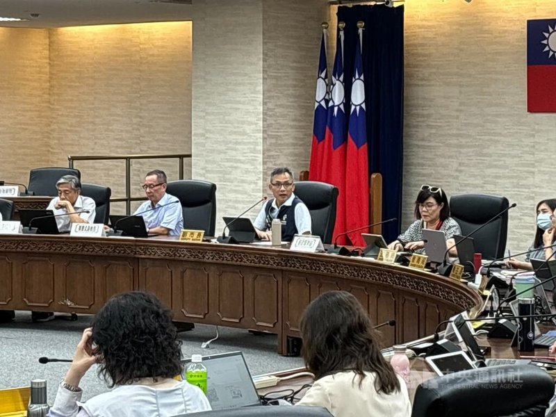 暑假將至,校園工程旺季隨之到來,台北市副市長張溫德(後左3)25日指示勞檢處研擬加強檢查頻率,避免憾事發生,並提醒所有勞工,近期天氣炎熱,須注意預防中暑。中央社記者陳昱婷攝 114年6月25日