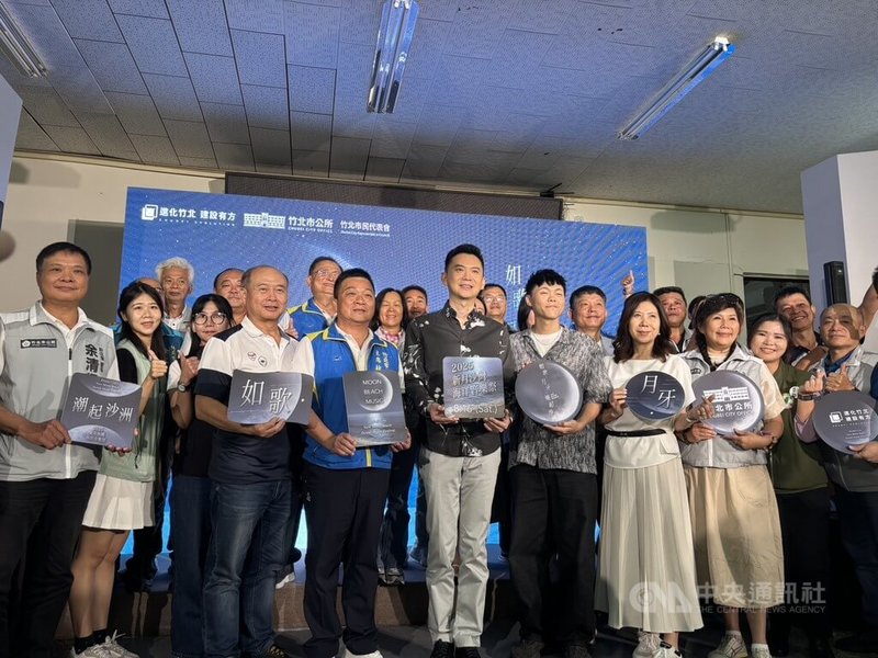 2025新月沙灣海洋音樂祭將於8月16日盛大登場,竹北市長鄭朝方(前中)25日表示,今年主題為「如歌、月牙、潮起沙洲」,從當天晚上6時30分起至晚間10時,將有3組歌手分別進行40分鐘演出。中央社記者郭宣彣攝 114年6月25日