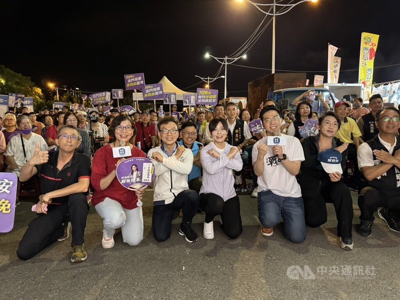 「惡罷退散志工團」25日晚間於新竹市樹林頭夜市宣講,停職中的新竹市長高虹安(前左4)、國民黨立委鄭正鈐(前左3)出席,呼籲民眾7月26日出門投「不同意罷免」,民眾黨台北市議員林珍羽(前右2)等人也到場聲援。中央社記者魯鋼駿攝 114年6月25日