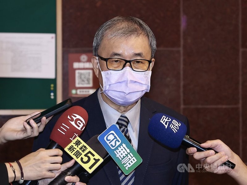 國立台灣大學副校長廖婉君遭爆料疑似經歷造假,教育部長鄭英耀(圖)25日在立法院表示,教育部已請台大進行調查,教育部沒有預設立場,先看台大學倫委員會調查結果,再討論如何處理。中央社記者張皓安攝 114年6月25日