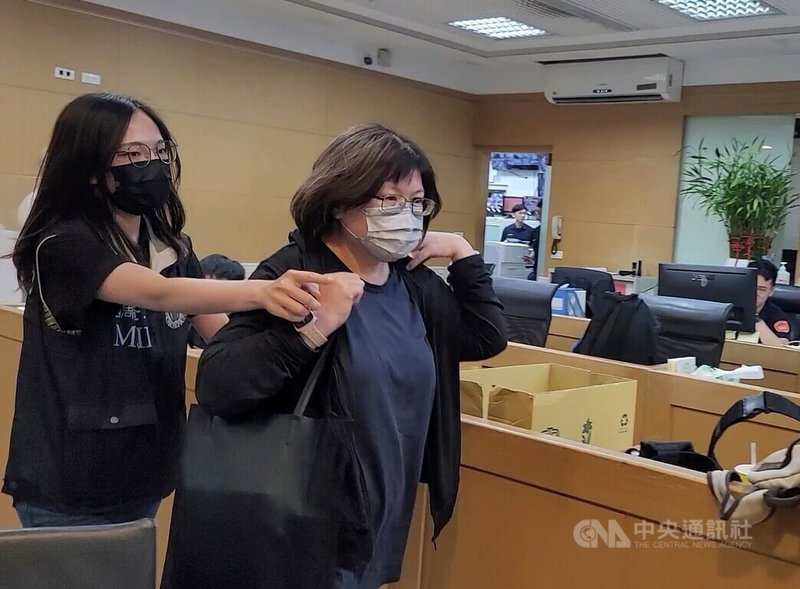 北檢偵辦民進黨原民立委陳瑩罷免案疑涉偽造提議書,25日傳喚國民黨中央黨部組發會副主委黃碧雲(前右)到案說明,下午移送北檢複訊。中央社記者謝幸恩攝 114年6月25日