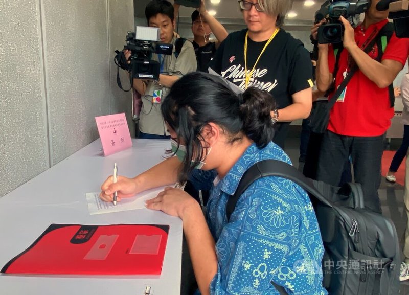 發起罷免新北市第11選區國民黨立委羅明才的領銜人吳柏瑋(前),25日上午到新北市選委會送補件連署書2040份。中央社記者黃旭昇新北攝 114年6月25日