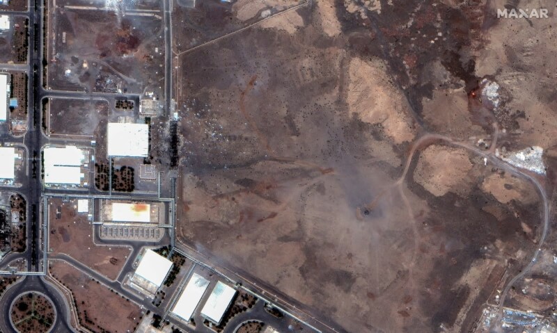 伊朗納坦茲附近地下鈾濃縮設施22日遭美國空襲後,衛星圖顯示出現一個彈坑。(Maxar Technologies/Handout via 路透社)
