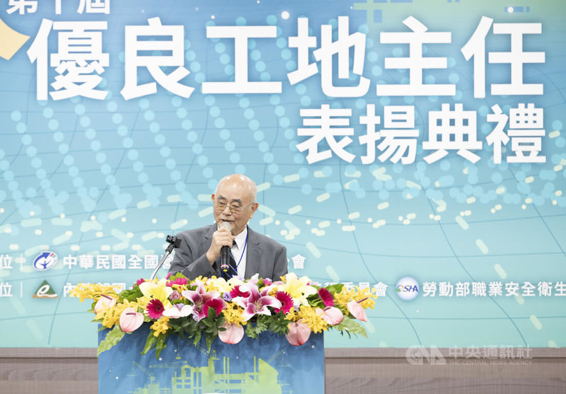 「第10屆優良工地主任表揚典禮」25日下午在台大醫院國際會議中心登場,全國營造業工地主任公會理事長簡文儀(圖)出席並登台致詞。中央社記者趙世勳攝 114年6月25日
