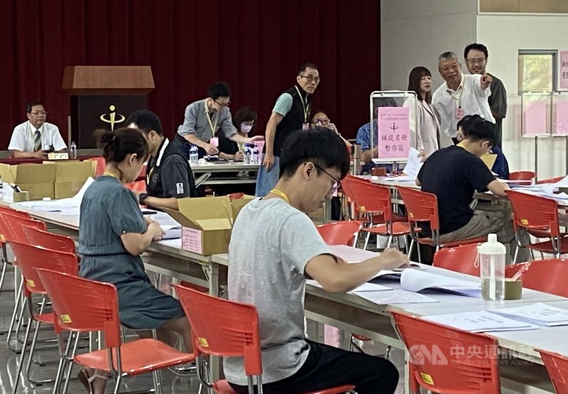 根據中選會資料新北市11選區立委羅明才罷免案不足規定人數564人。而發起罷免的領銜人吳柏瑋,25日上午到新北市選委會送補件連署書,選委會工作人員現場清點,並開立罷免案補提連署人名冊送件收據共計2040份。中央社記者黃旭昇新北攝 114年6月25日