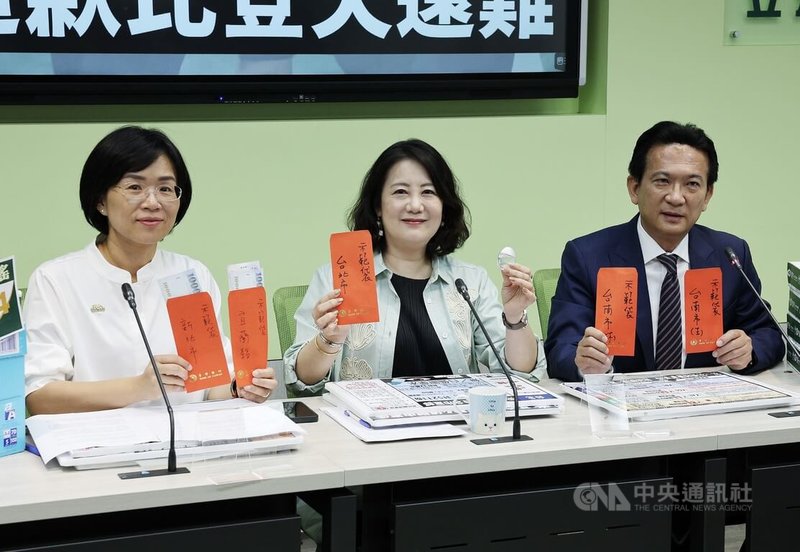 民進黨立法院黨團幹事長吳思瑤(中)、立委林俊憲(右)、蘇巧慧(左)25日舉行記者會,質疑國民黨從以前到現在的偽造罷免連署情形是系統性犯罪,國民黨已成作弊黨,應公開道歉,並準備「示範袋」,比較各縣市國民黨抄名冊報酬,其中吳思瑤罷免案提供一罐眼藥水。中央社記者郭日曉攝 114年6月25日