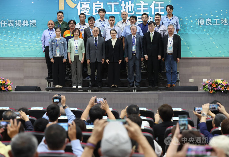 「第10屆優良工地主任表揚典禮」25日下午於台大醫院國際會議中心舉行,副總統蕭美琴(前中)出席,與得獎廠商代表合影留念。中央社記者趙世勳攝 114年6月25日
