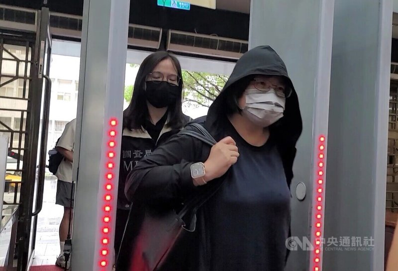 台北地檢署偵辦民進黨原民立委陳瑩罷免案疑涉偽造提議書,25日傳喚國民黨中央黨部組發會副主委黃碧雲(前)。中央社記者謝幸恩攝 114年6月25日