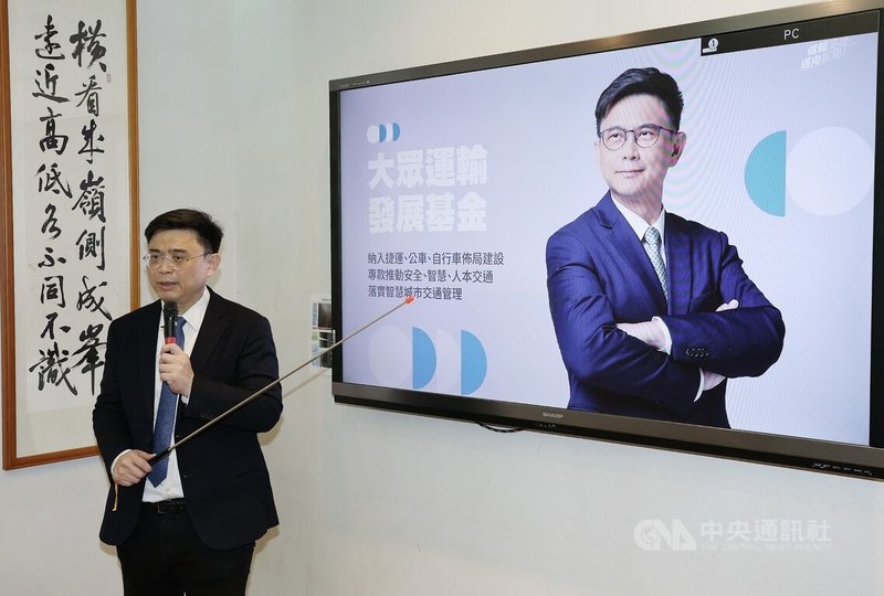 民進黨高雄市長初選競爭激烈,有意角逐的民進黨立委賴瑞隆25日推出「智慧交通5大計畫」,盼整合中央與地方資源、透過AI與大數據技術,全面升級高雄交通系統。中央社記者郭日曉攝 114年6月25日