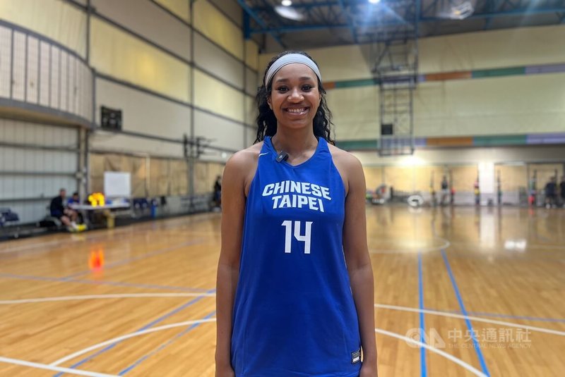 被納入台灣女籃潛在歸化人選的庫克斯(Sidney Cooks)(圖),25日出席瓊斯盃女籃練球時表示,「很期待代表台灣征戰國際賽,因為這裡對我來說就像回家一樣」。中央社記者陳容琛攝 114年6月25日
