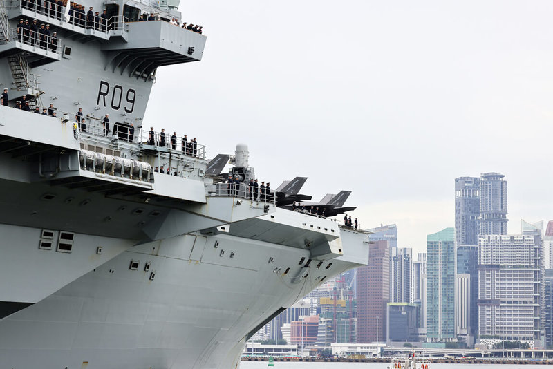 英國航空母艦威爾斯親王號23日抵新加坡靠港訪問。航艦打擊群部分編隊船艦在此之前已提前抵達。(英國國防部提供)中央社記者陳韻聿倫敦傳真 114年6月25日